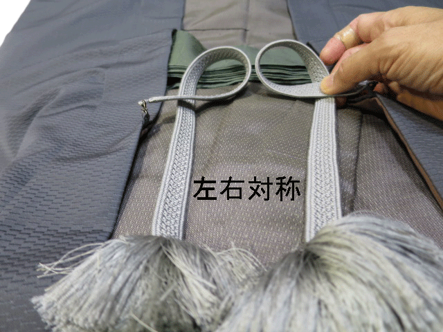 男性用羽織紐を輪にして並べる