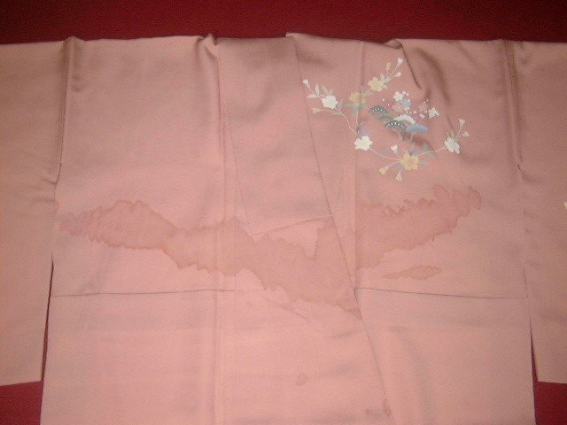 ローズ色訪問着に母乳のしみ