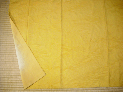 黄色紋付き着物