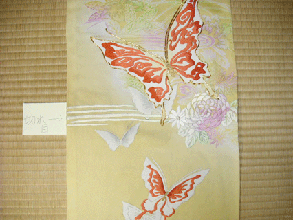 蝶模様刺繍振袖の袖部分