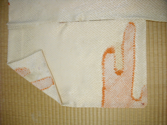 絞りの中に飛んだ赤ワインのしみ