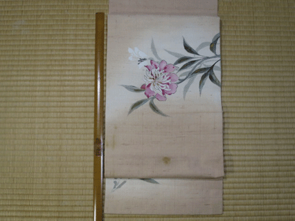 お太鼓に隠れそうなシミ