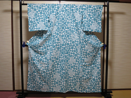 柄の配置を工夫した浴衣の全景