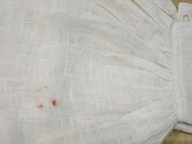 舞踊用麻装束に付いた口紅