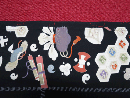 黒留袖宝尽くし模様の穴