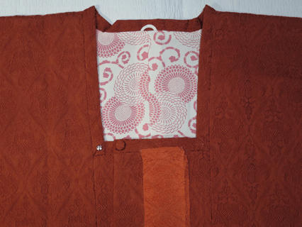 コートを同系濃色に染めた品