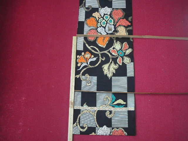 黒地袋帯市松に唐花