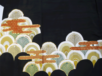 黒留袖青海波に霞