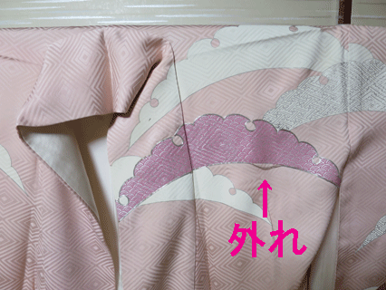 露芝模様振袖の外れている銀糸刺繍