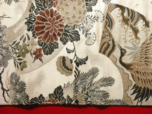 刺繍で裂け目を埋めた丸帯